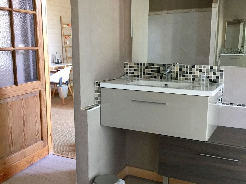 Clos de la Colombe Superior Suite, Private Bathroom, Garden View 9