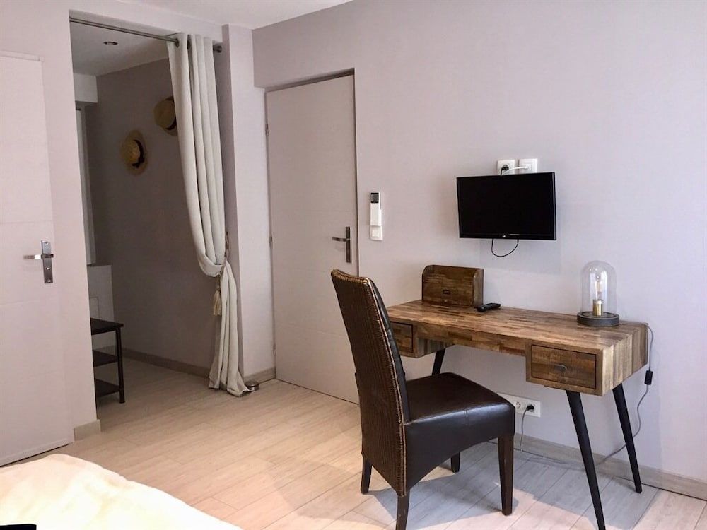 Clos de la Colombe Comfort Double Room, City View 6