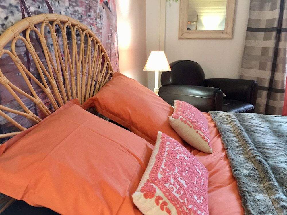 Clos de la Colombe Superior Suite, Private Bathroom, Garden View 7