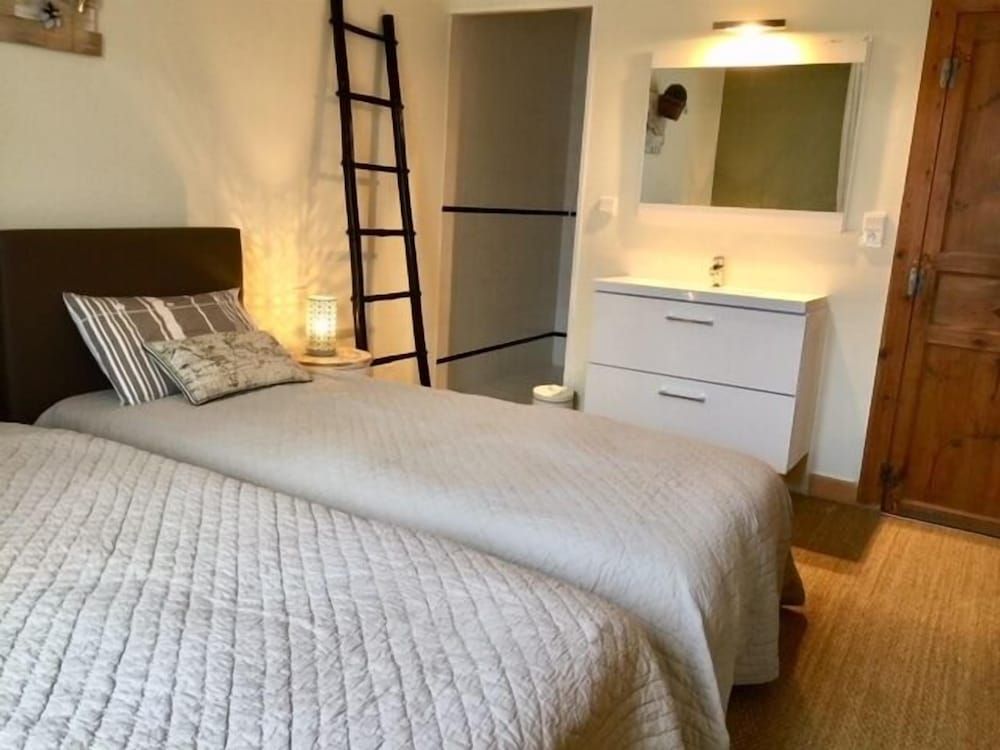 Clos de la Colombe Superior Suite, Private Bathroom, Garden View 4