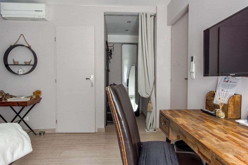 Clos de la Colombe Comfort Double Room, City View 9