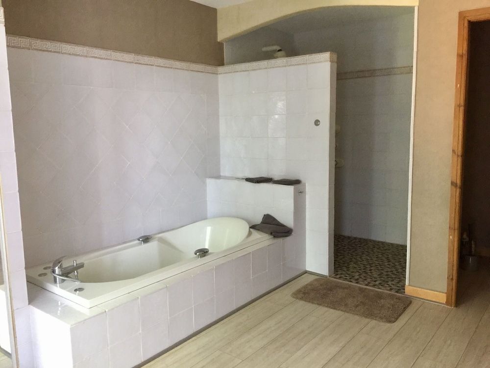 Clos de la Colombe Superior Suite, Private Bathroom, Garden View 10