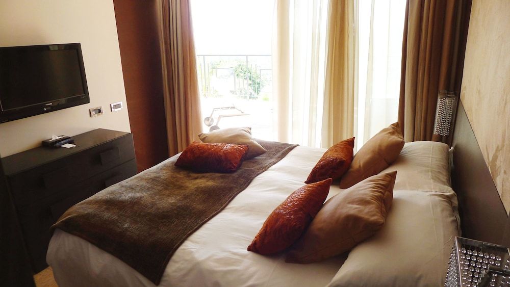 Premium Suite, 1 King Bed with Sofa bed, Garden View