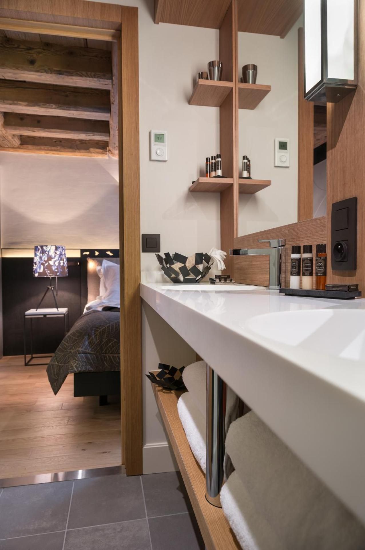 Deluxe Duplex Apartment with Fireplace and Shower Hamma