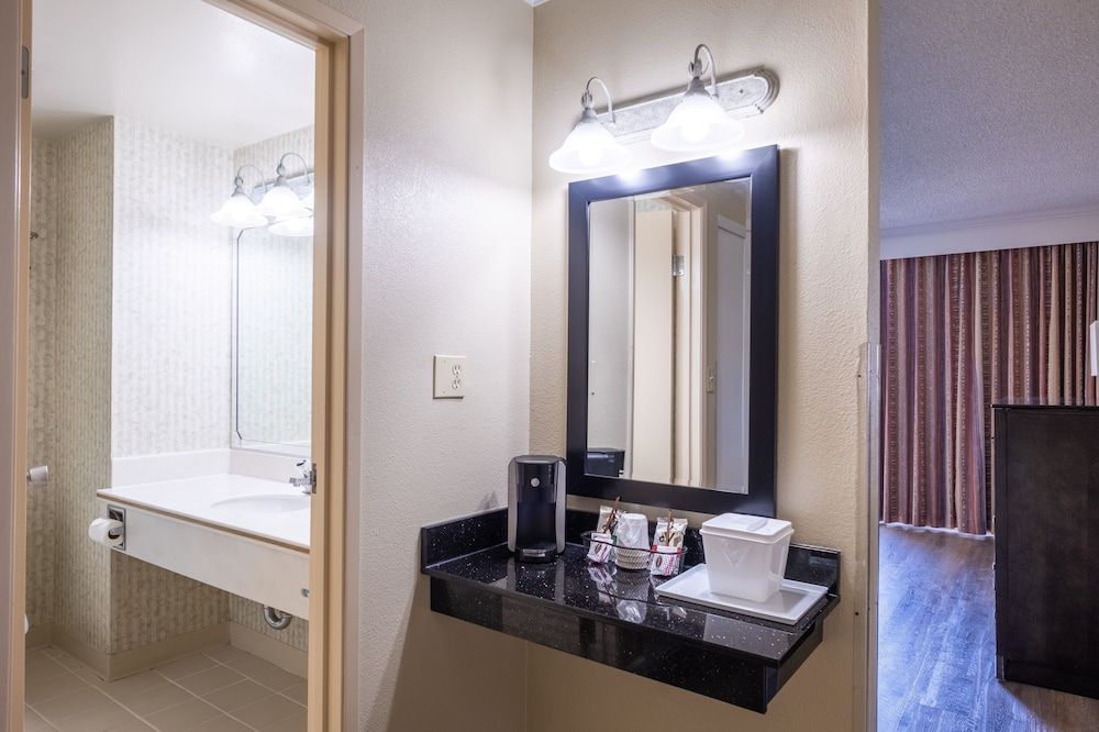 Travelodge by Wyndham Monterey Bay Standard Room, 1 King Bed, Refrigerator & Microwave 11