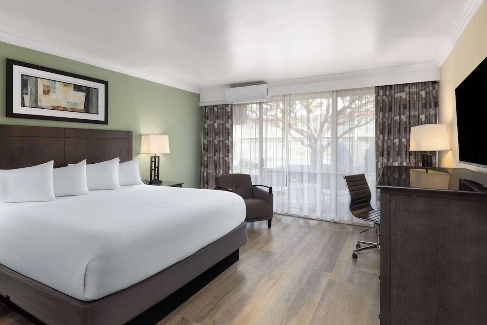 Travelodge by Wyndham Monterey Bay Standard Room, 1 King Bed, Refrigerator & Microwave 9