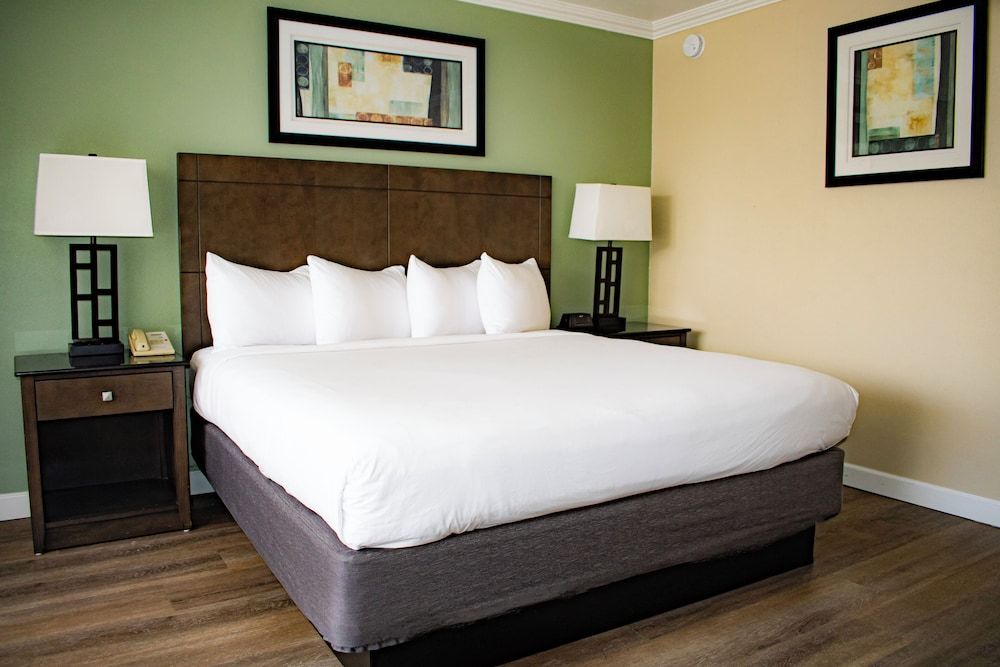 Travelodge by Wyndham Monterey Bay Standard Room, 1 King Bed, Refrigerator & Microwave 2