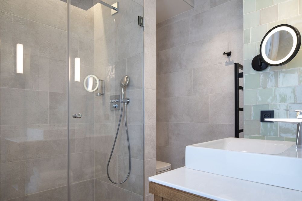 Hotel Des Champs Elysees Deluxe Double or Twin Room 8