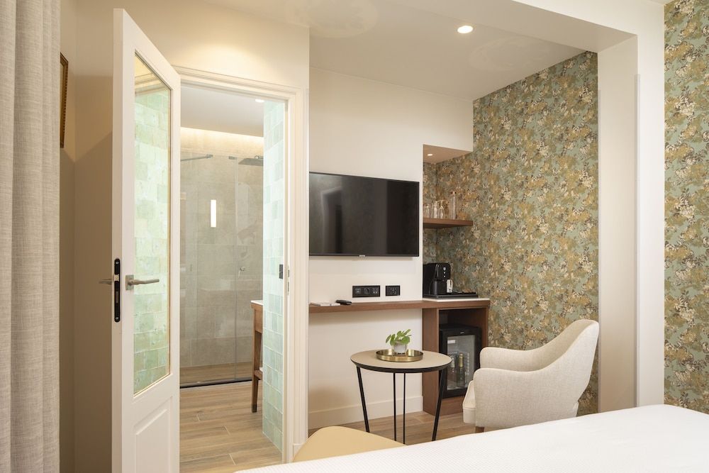 Hotel Des Champs Elysees Deluxe Double or Twin Room 5