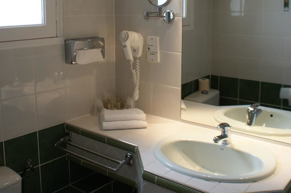 Auberge La Tomette, The Originals Relais Standard Twin Room 5