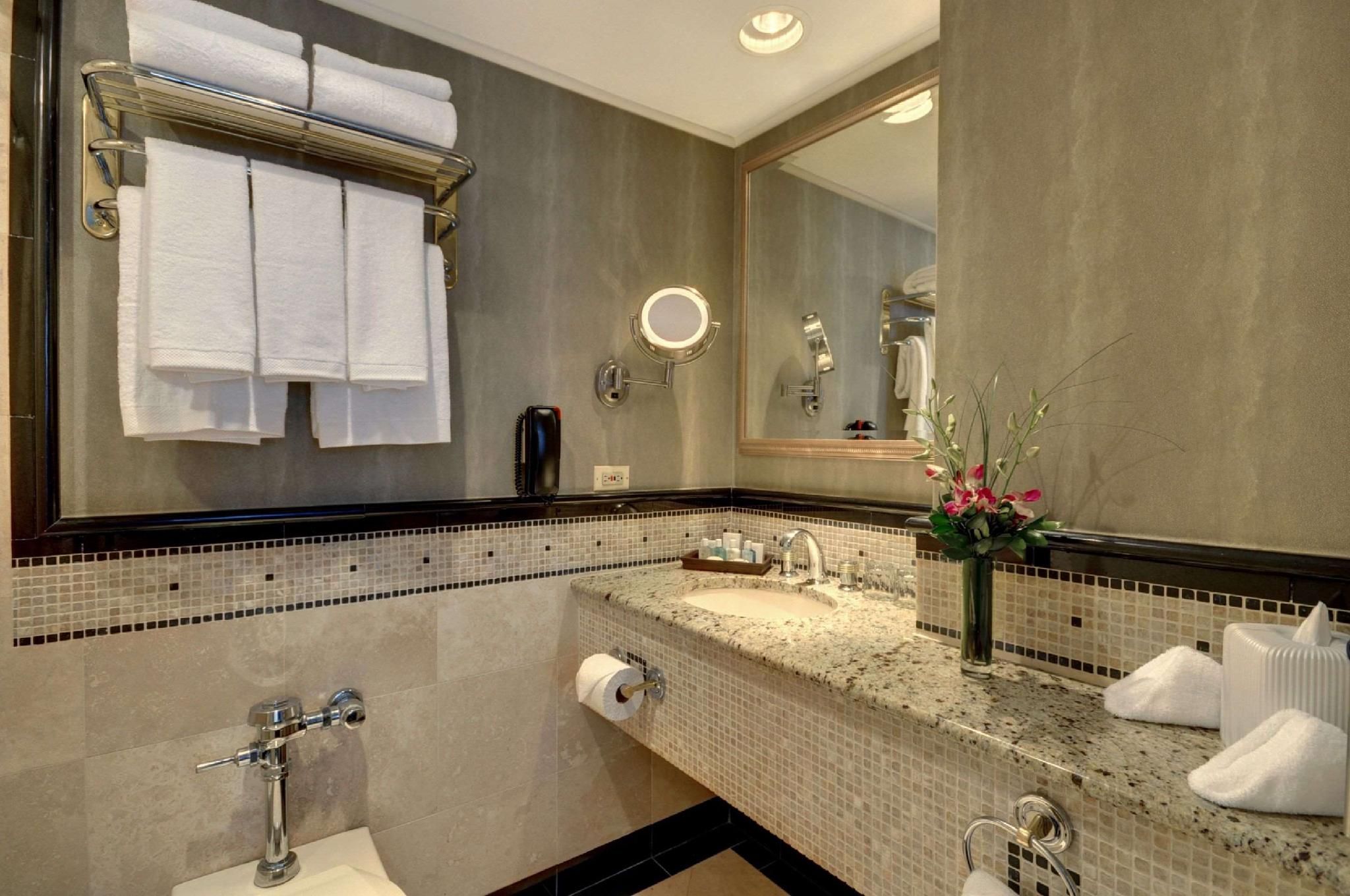 Accessibility - 2 Queens, Roll-in Shower, Nonsmoking