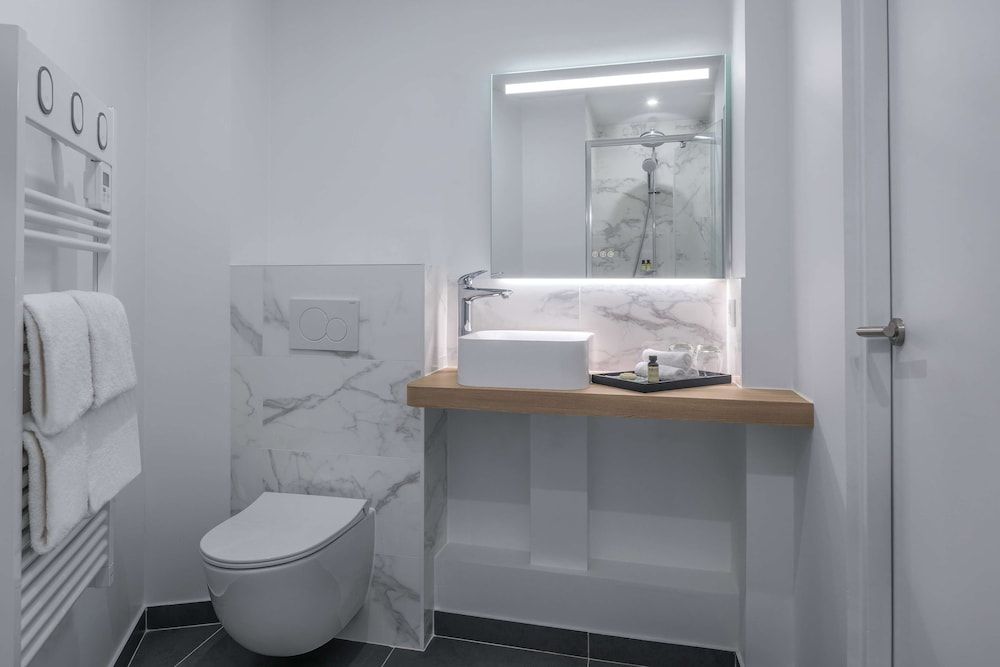 Hotel Camille Paris Gare de Lyon, Tapestry Collection by Hilton Room, 1 King Bed 3