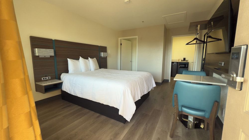 Mission Inn San Luis Obispo Standard Room, 1 Queen Bed, Non Smoking, Mountain View 3