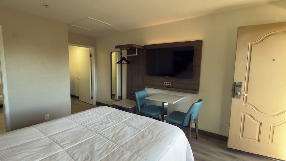 Mission Inn San Luis Obispo Standard Room, 1 Queen Bed, Non Smoking, Mountain View 13