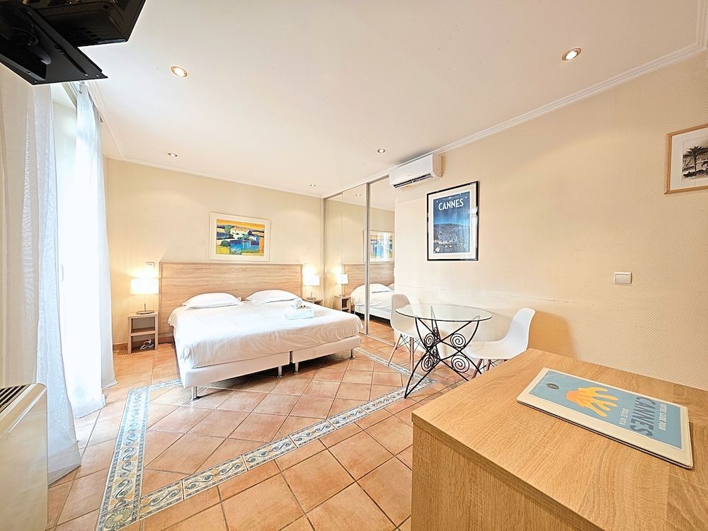 Hotel Le Florian Standard Apartment, 1 Queen Bed 3