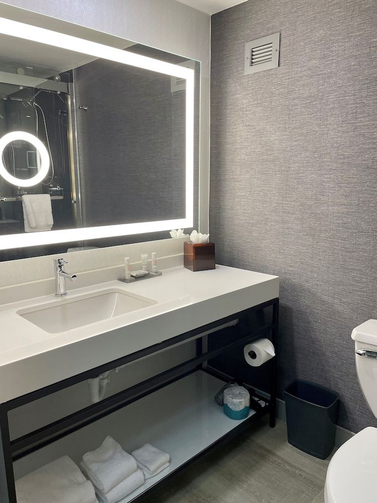 Houston Marriott North Room, 2 Double Beds 9