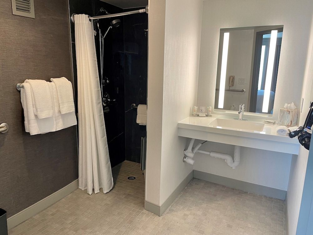 Houston Marriott North Room, 2 Double Beds 11