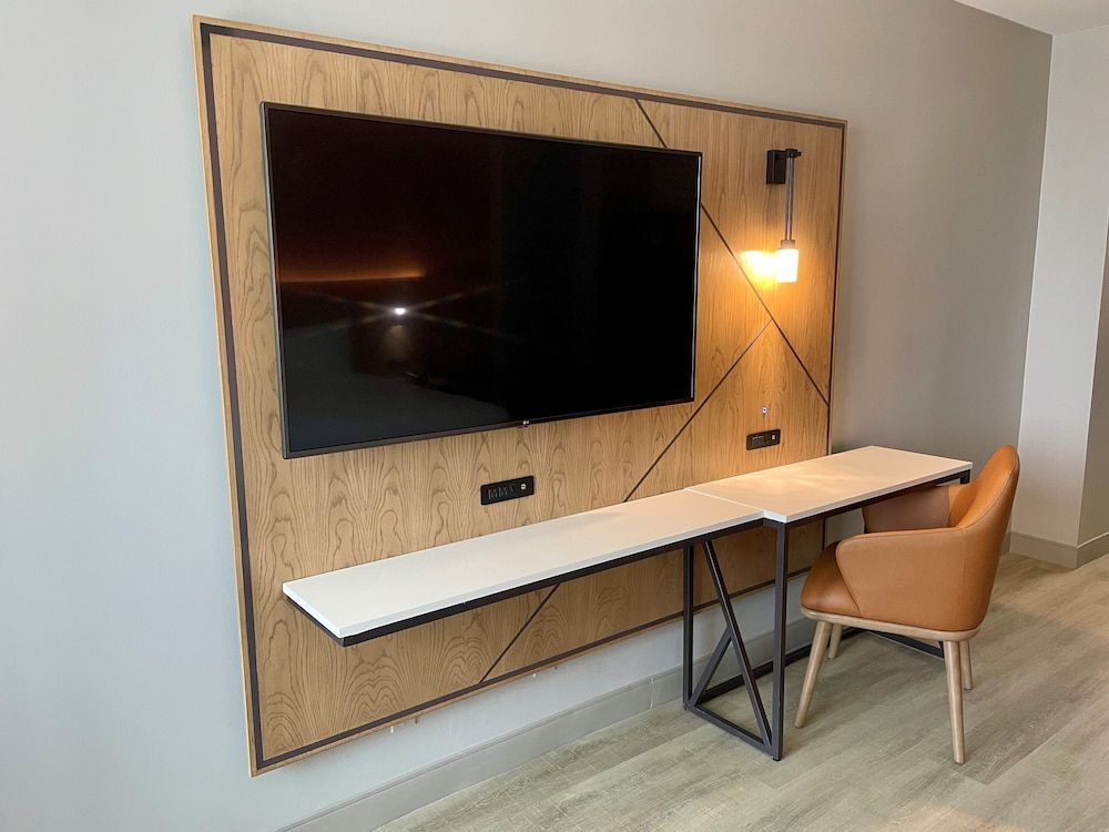 Houston Marriott North Room, 2 Double Beds 12