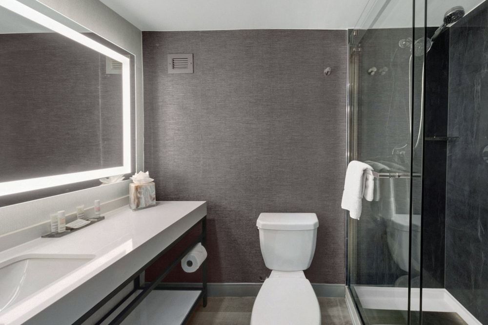 Houston Marriott North Room, 2 Double Beds 10