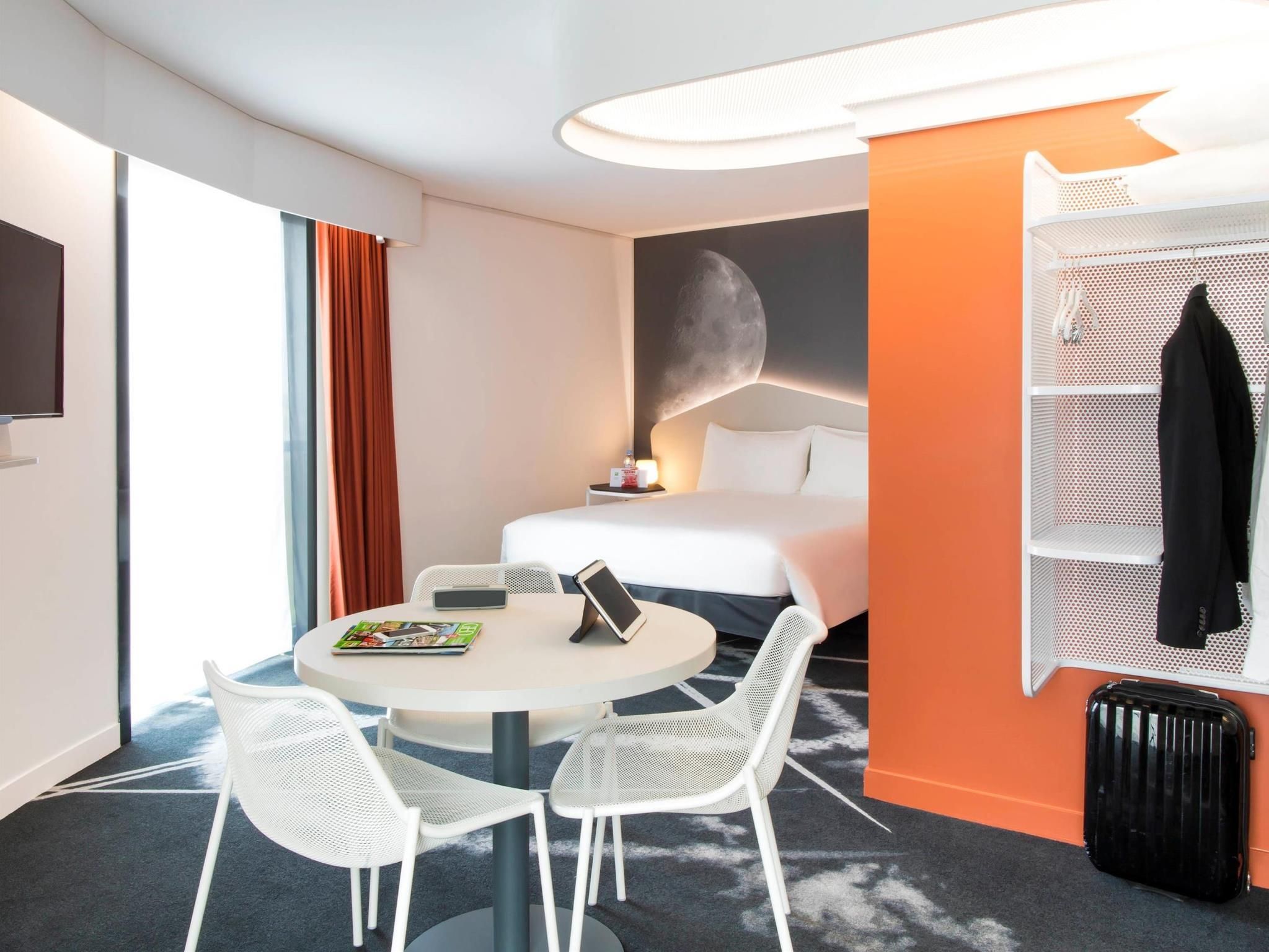 Comfort room with 1 double bed