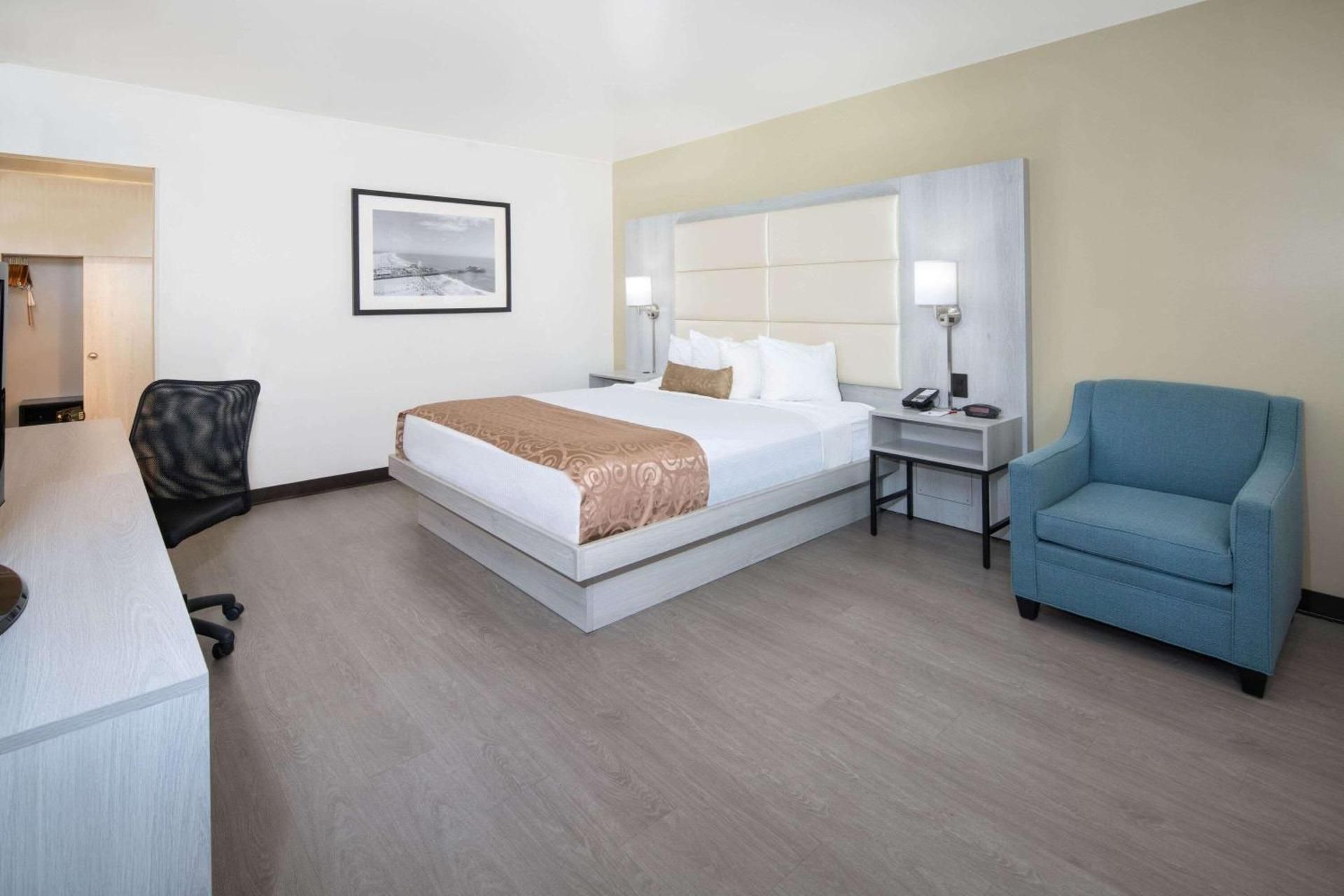 1 King Bed, Mobility/Hearing Impaired Accessible Room, Non-Smoking