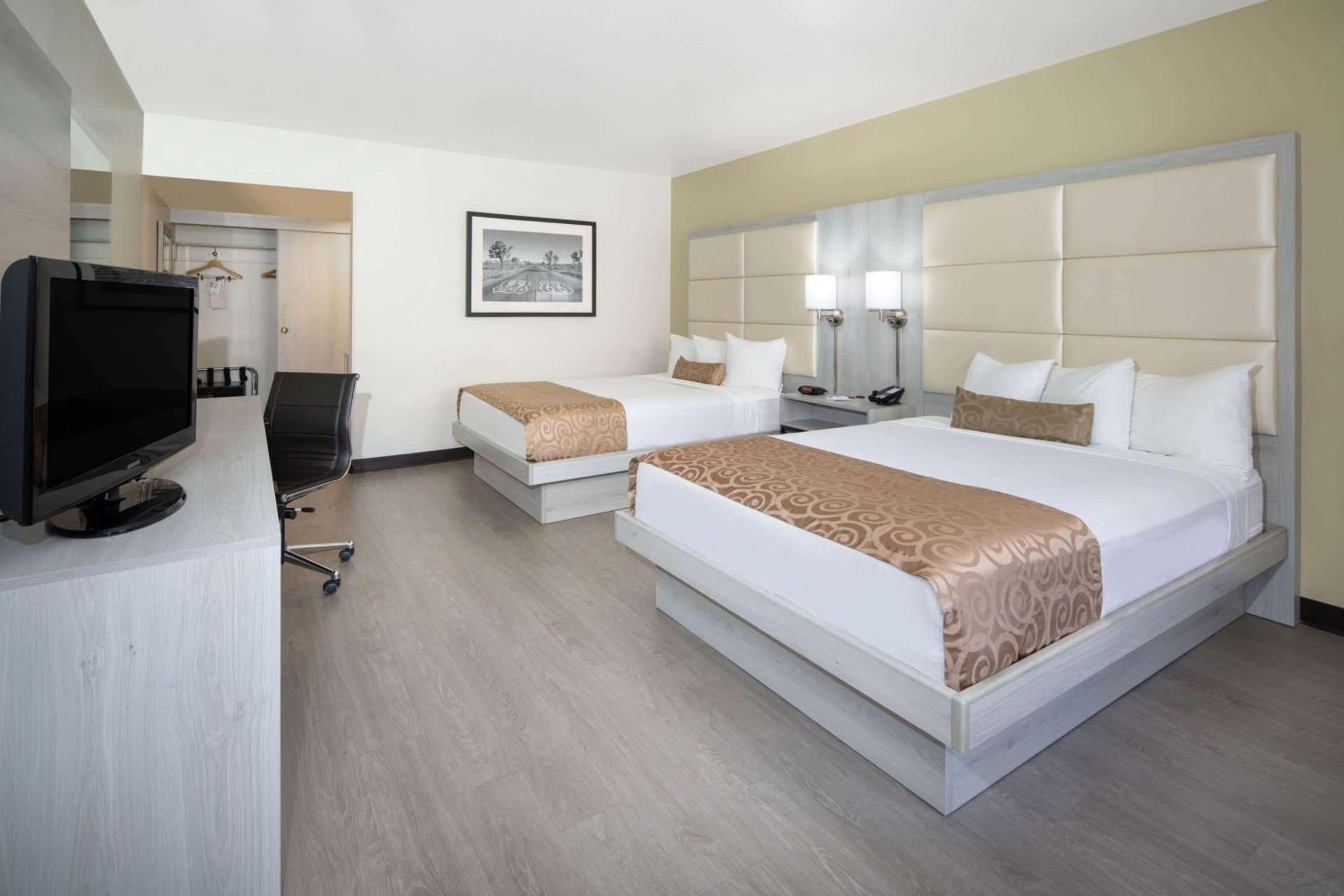 2 Queen Beds Room