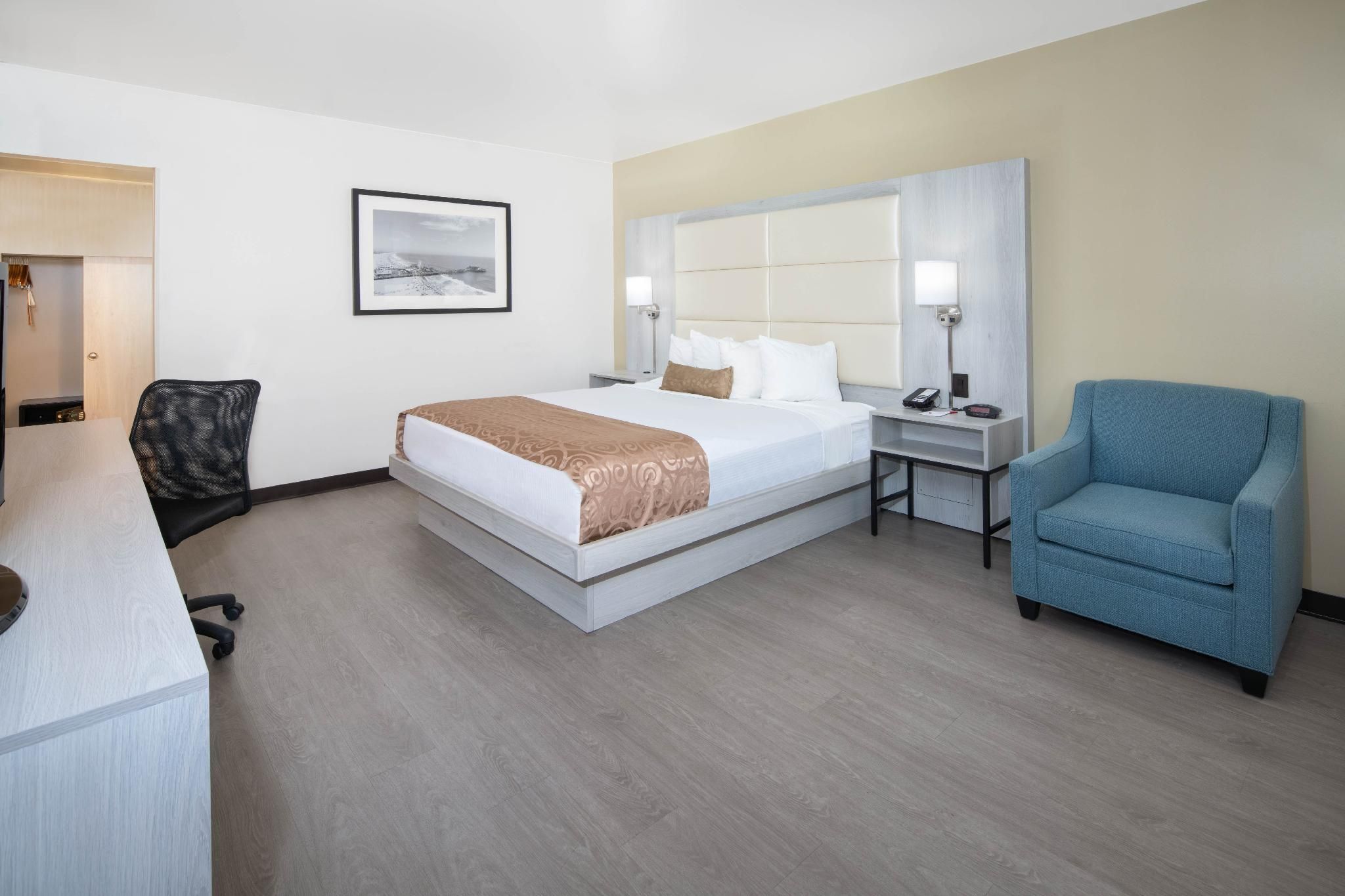 1 King Bed Non-Smoking