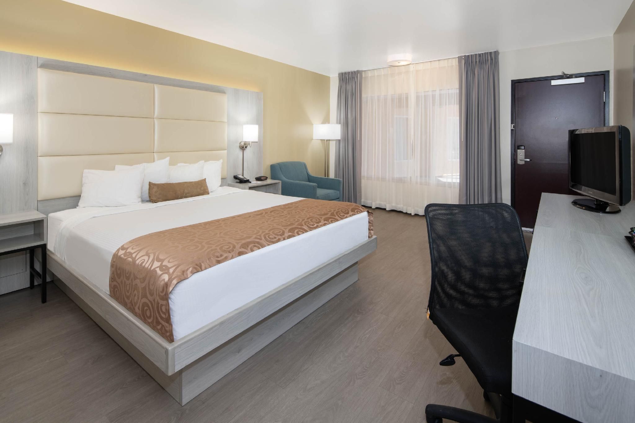 1 King Bed, Deluxe Mobility/Hearing Impaired Accessible Room, Non-Smoking