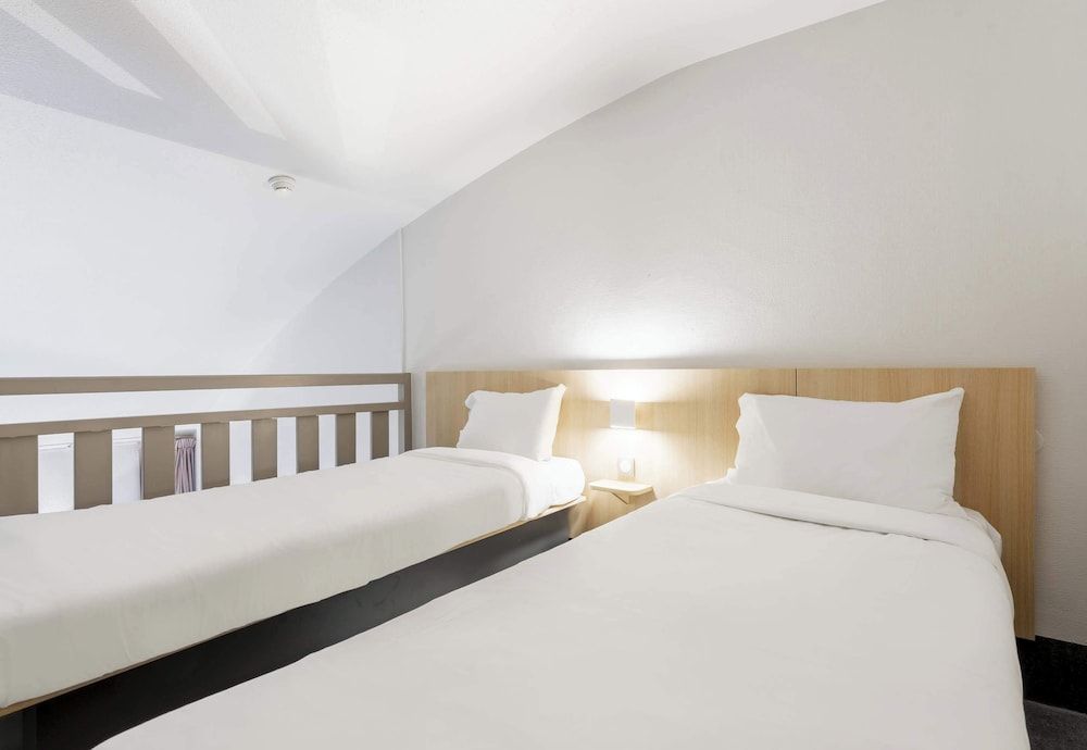 B&B HOTEL Douai Parc des Expos Cuincy Quadruple Room 2