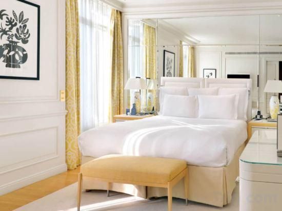 Superior Pinewood Room with Queen Bed