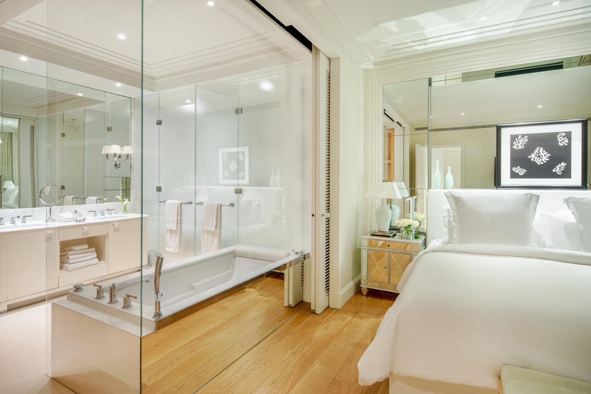 Four Seasons Pool Suite with King Bed