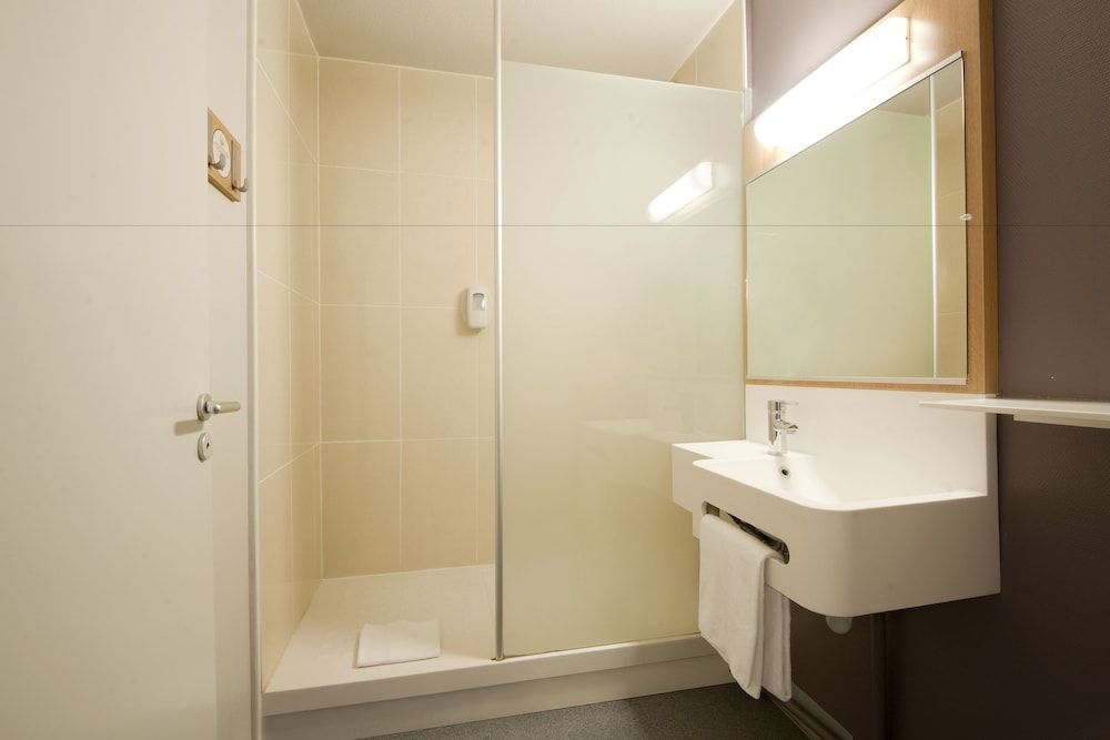 B&B HOTEL Lyon Centre Gambetta Double Room, Non Smoking 5