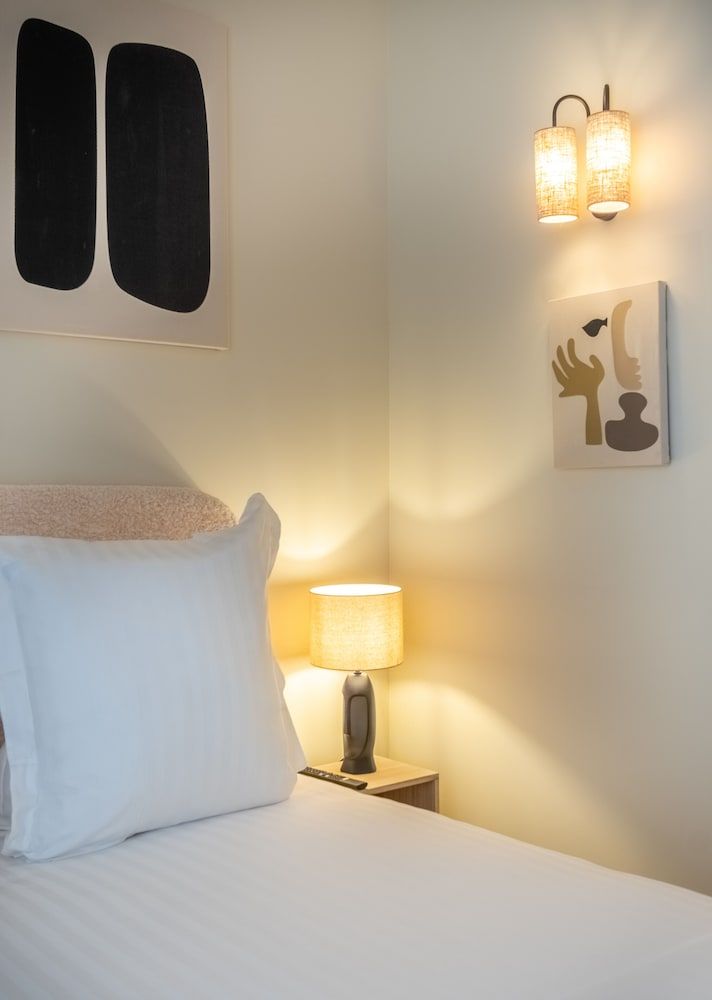 Makom Pereire Superior Room 3