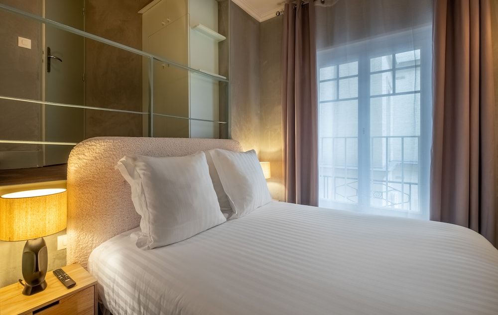 Makom Pereire Superior Room 4