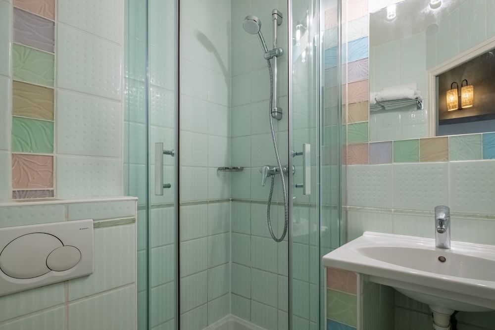 Makom Pereire Superior Room 8