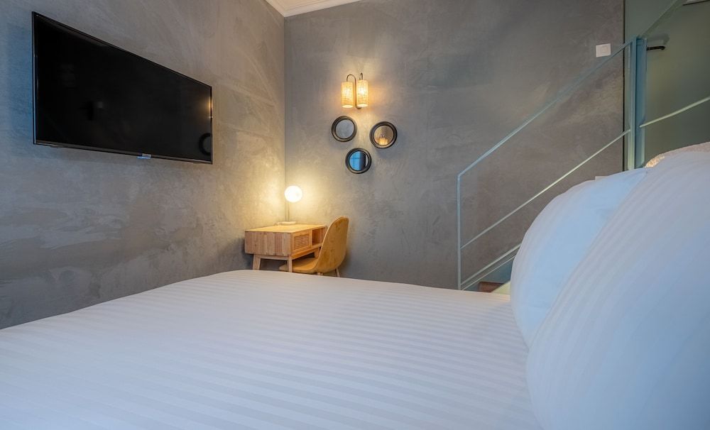 Makom Pereire Superior Room 6