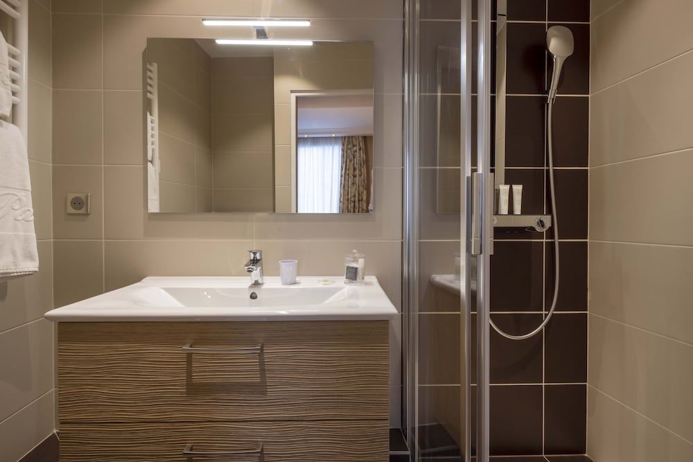 Le Regent Standard Double Room 5