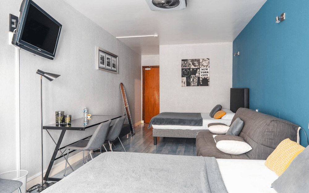 Hôtel Emeraude Family Room 3