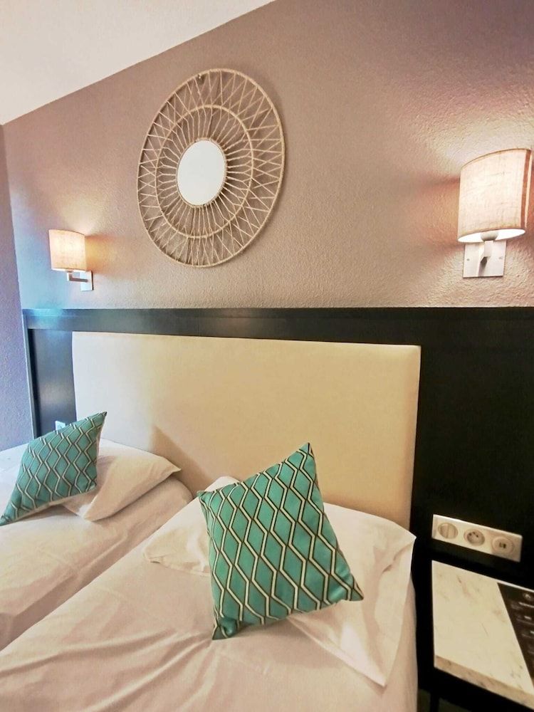 Hôtel le Collier Twin Room, City side