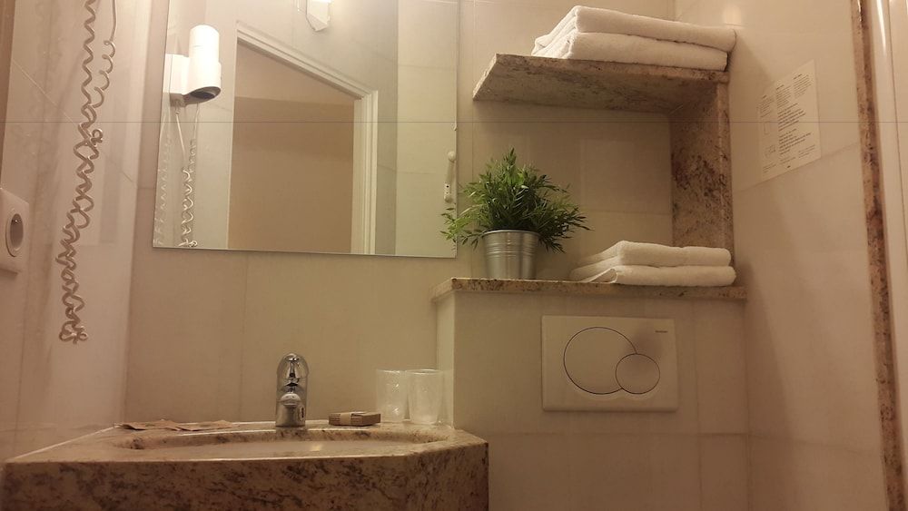 Hôtel le Collier Twin Room, City side 4