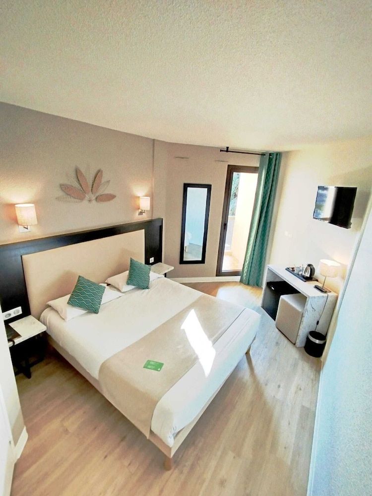 Double Room, City side