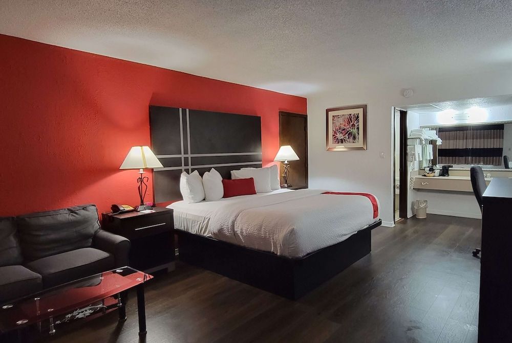 Room, 1 King Bed, Non Smoking, Pool Access
