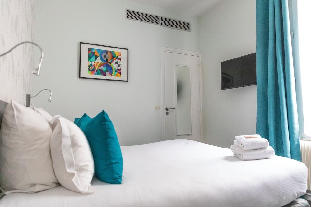 Porte de Versailles Hotel Double Room 8