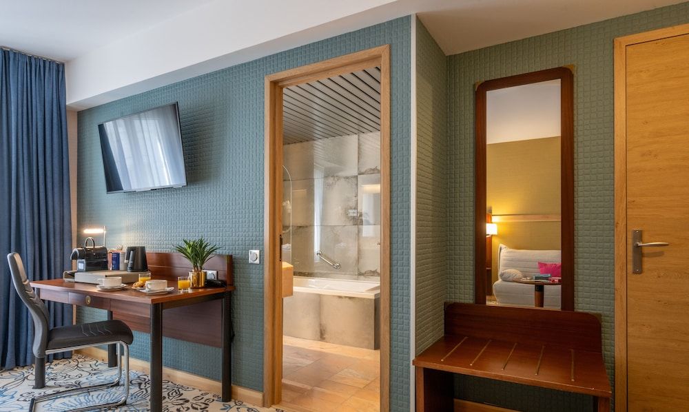 Hôtel Le Yachtman, The Originals Collection Junior Suite Street View St Nicolas 4