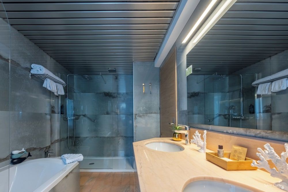 Hôtel Le Yachtman, The Originals Collection Junior Suite Street View St Nicolas 3