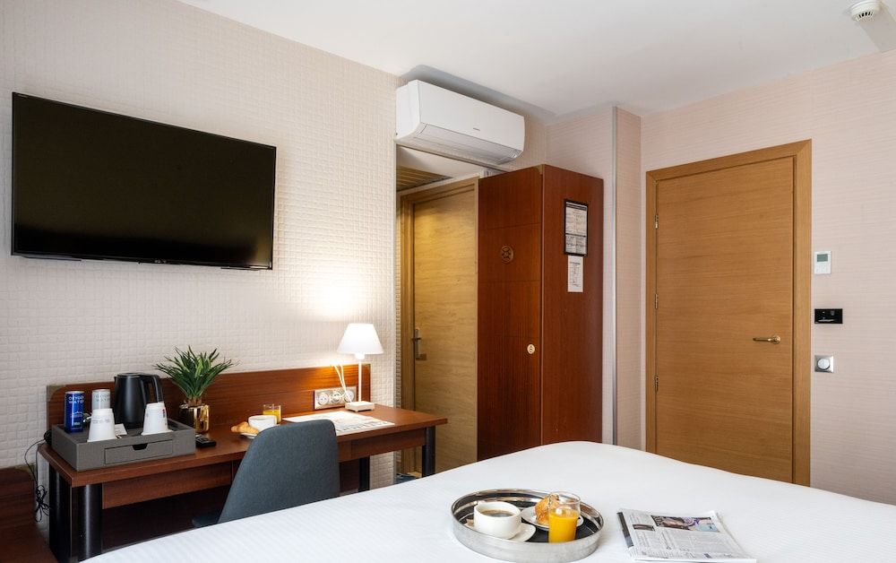 Hôtel Le Yachtman, The Originals Collection Discovery Room Streetside View on St Nicolas 3