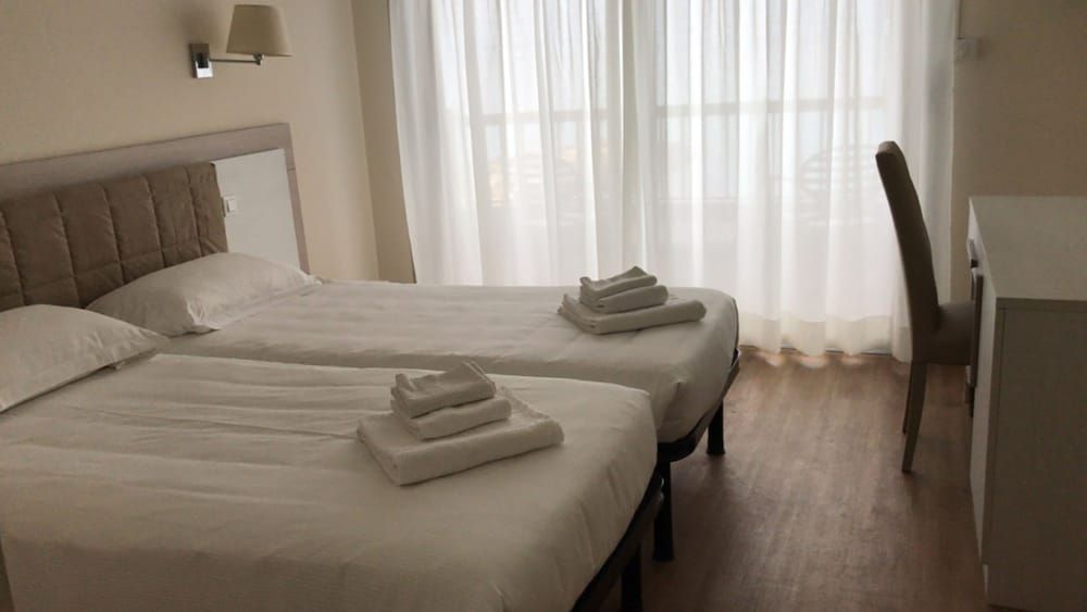 Hôtel Le Dauphin Family Room, City View