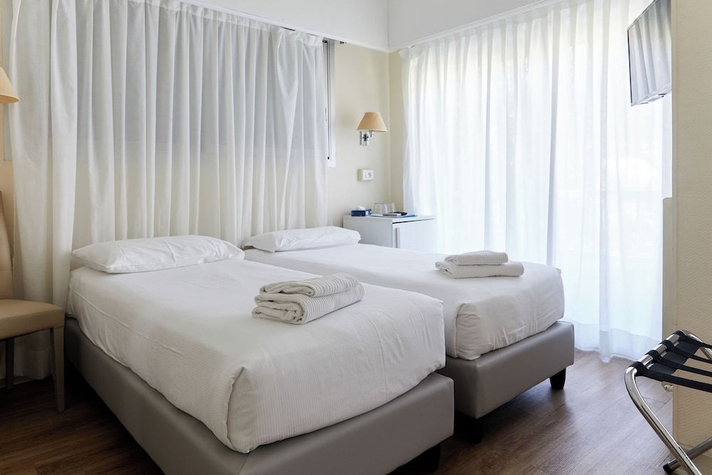 Hôtel Le Dauphin Family Room, City View 3