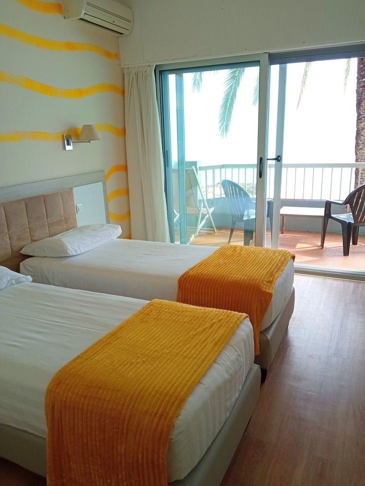 Hôtel Le Dauphin Double or Twin Room, Balcony, Sea View 2