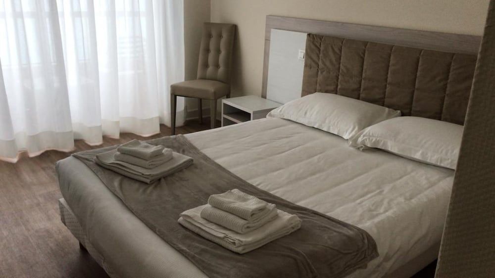 Hôtel Le Dauphin Family Room, City View 2